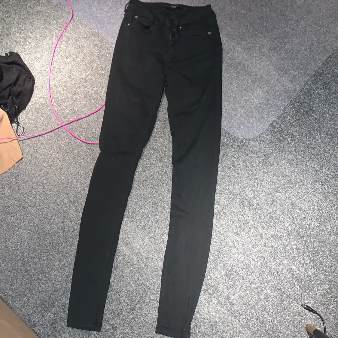 Svarta tajta jeans i strl xs😍 - 90