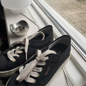 Ett bar svarta Gant skor med vit sula. Använda 2 gånger. Är i nyskick. 