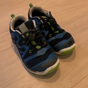 Kamik Barnskor storlek 30 - En praktisk barnsko passar både tjejer och killar. Innermått sula 19,5 cm. Använda men i bra skick. Lite nött där fram. Fler bilder kan skickas😉.