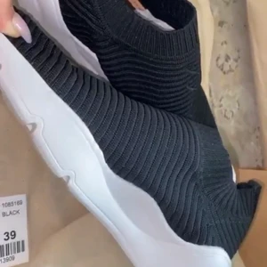 Svarta skor  - Jätte bekväma skor utan snören, text på skon jätte bra skick då dom är köpte 2020, använda knappt 3 ggr 