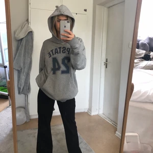 Storlek M - Snygg grå Hoodie med tryck, köparen står för frakten