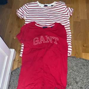 Gant T-shirt  - Gant T-shirt använda fåtal gånger. Rosa storlek S och randiga M. Båda är enligt mig ungefär lika stora. 40 kr st eller 69 för båda. PM för mer info och bilder. 