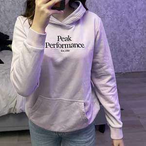 Säljer denna Peak Peformance hoodie. det förekommer tyvärr inte så bra på bild men hoodien är mer åt det ljusrosa hållet i verkligheten. Använt endast 2 gånger.❤️