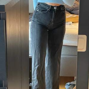 Ett par svarta jeans från weekday! Modellen är Ace 200+frakt! Skriv för mer bilder!🌸 