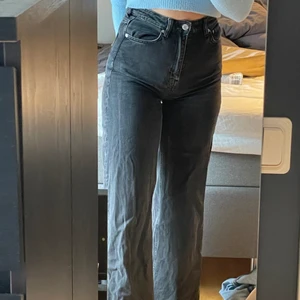 Weekday jeans  - Ett par svarta jeans från weekday! Modellen är Ace 200+frakt! Skriv för mer bilder!🌸 