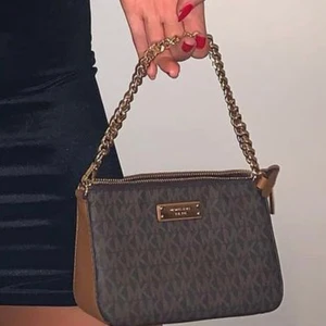 Michael kors väska  - Äkta Michael kors väska nyskick använd 1 gång 