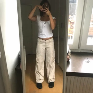 cargo  - beiga cargopants😛 kommer inte till användning längre! 