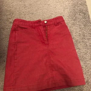 Rosaröd kjol - Fin rosaröd jeanskjol som tyvärr är lite för liten på mig