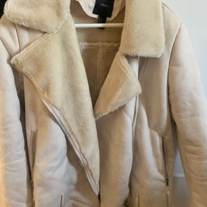 Beige bikerjacka - Superskön bikerjacka från forever 21. Innermaterialet är jätte mjukt och lent. 