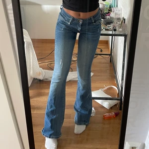 Lågmidjade jeans - Säljer mina fina lågmidjade jeans. De är endast använda ett fåtal gånger. Jag är 168cm lång . Frakt ingår inte och kostar 60kr . Lägger ut igen pga oseriösa köpare.  Skriv till mig vid intresse 🤗❤️