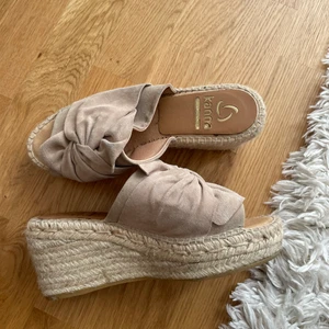 Platåskor / klackskor Kanna - Mina favoritskor från märket Kanna, kommer tyvärr inte till användning, så därför vill jag sälja dem nu. Använt endast en gång så de är som nya! Normal i storleken och väldigt bekväma. 🥰 Köpte dem för 1000kr, säljer för 350kr