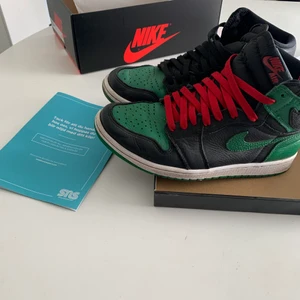 Jordan 1 OG retro High pine green - 7,5/10 man får med original box och svarta skosnören som är till. Köpts från soldout kan fixa fram email kvitto 
