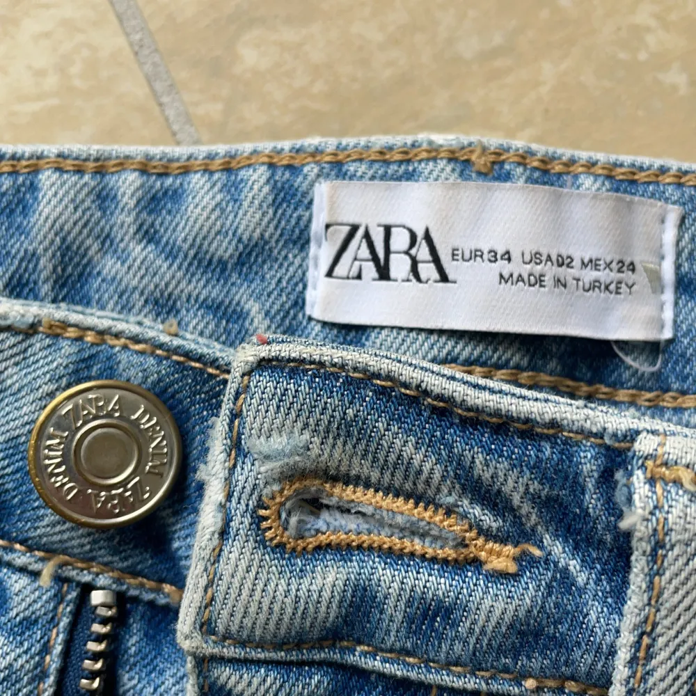 Zara jeans!!💛💛💛 Säljer dessa snygga jeans från ZARA. Slutsålda i butik och hemsida. Stl 34. Jeans & Byxor.