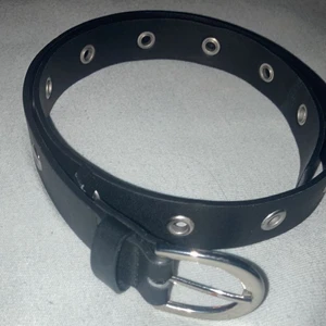 Skärp - Vanligt skärp Me hål i från hm 