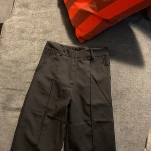 Kostymbyxor  - Säljer dessa kostymbyxor från madlady i storleken S, längd 32. Endast provade då de inte passade mig, köpta för 528 kr! Frakt är inräknat i priset