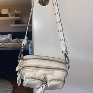 Gina Trocot Mini Connie-bag - Jag säljer denna snygga lilla väskan i toppskick! Perfekt liten väska där de nödvändigaste sakerna får plats.Tveka inte på att skicka ett dm vid intresse! Pris kan diskuteras. Köparen står för frakten 🤍🤎🧡