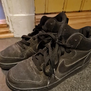 Nike skor storlek 38,5 - Nike skor i storlek 38,5. Lägg ett bud så är dom dina . Står bara och dammar. Köparen står för frakt. 