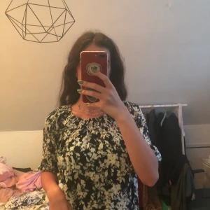 Blommig blus  - Fin blommig blus från Cubus, säljer pga inte riktigt min stil längre. Kan gå ner i pris ifall det är en snabb affär!:)