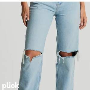 Säljer mina jeans från ginatricot. Hade läppstift i min ficka och sen så spildes det ut men det syns bara inuti jeansen men inte utifrån. Är 165 cm och har långa ben men de passar.Storlek 34