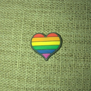 Pride Brosch - Säljer denna pride brosch i gummi nu när den inte kommer till användning särskilt ofta. Den är i jättefint skick och är jättegullig att ha på tröjan eller på väskan!