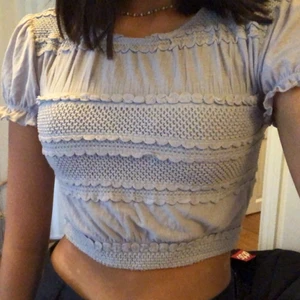 söt crop top - från urban outfitters, köpte för flera år sen men är endast använd typ 3 ggr så är som ny! Visad på mig som är en xs☺️