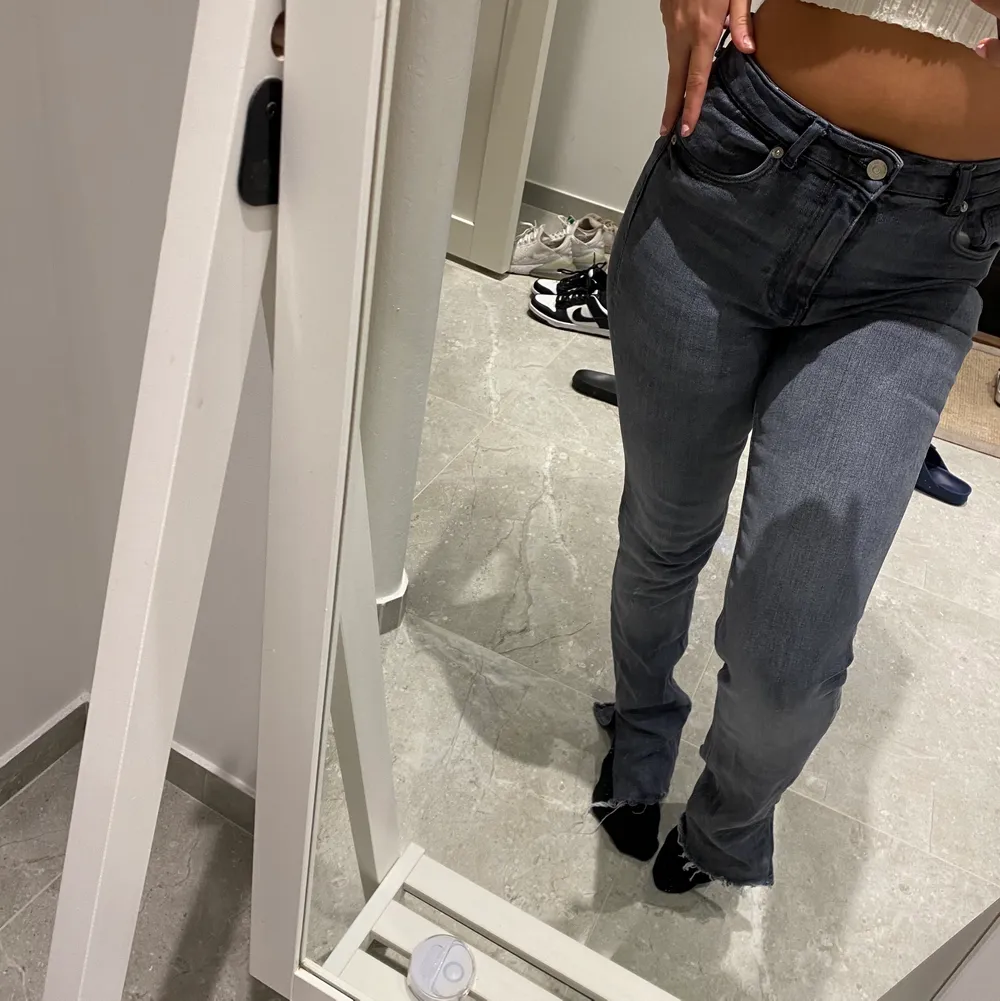 jätte fina jeans med cut där nere ifrån Zara. Jag har dock klippt dom nån cm där nere då dom va lite för långa på mig. Jag är 162 och dom är i storlek 36💓. Jeans & Byxor.