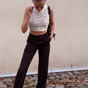 Vit topp - Säljer min finafina topp då den bara ligger i min gaderob. Knappt använd och har inget slitet eller förstört område. Som ny! Från Zara st S