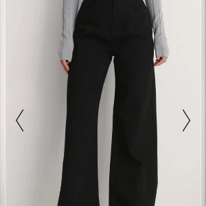 Svarta vida jeans - Jeans från NAKD i st 32, (mer som 34) väldigt fint skick. 