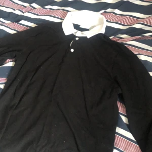 WEEKDAY Ron Rugger Sweatshirt - Säljs då jag bara använt den ett fåtal ggr, så den är i gott skick. Köpt vintern 2020. Köpt för 400 då. Tvättas innan frakt, som köpare står för (45kr). Passar mig perfekt som är 178cm, men passar som oversize för en S. Buda från 90kr, direktköp 250kr.