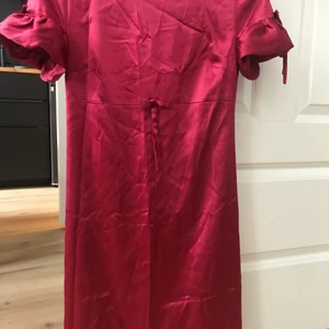 Karen Millen klänning  - Fin Karen Millen klänning strl 36 med så söt ”puff”ärm. 