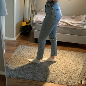 Slitna blå jeans  - Blå jeans med hål på knät, säljer pga lite stora i midjan. Frakt tillkommer