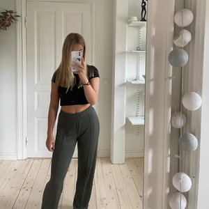 Långa byxor - Säljer ett par gröna byxor som liknar kostymbyxor men är i ett lite mjukare material!