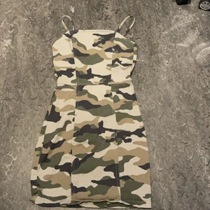 Camouflauge klänning från hm - Jag har vanligtvis xxs och den här är för tajt på mig, jag har sytt upp banden (kolla bild 3) men det går lätt att sprätta upp. Jag har använt den ett par gånger förra sommaren. Köpt för 199kr