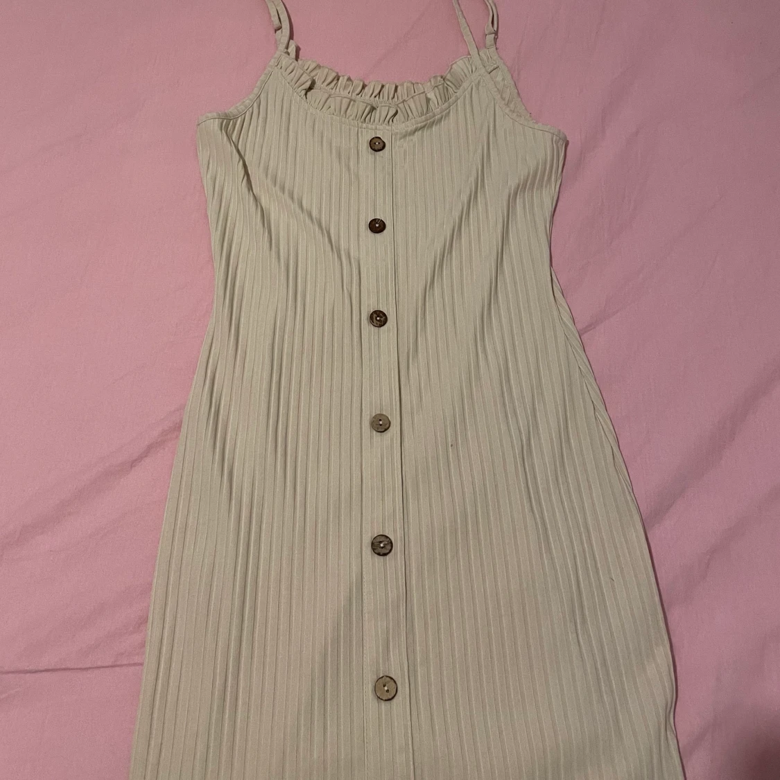 beige klänning med knappar