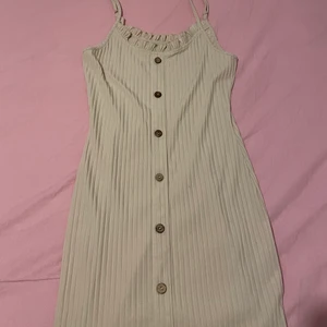 beige klänning med knappar - nyskick aldrig använd