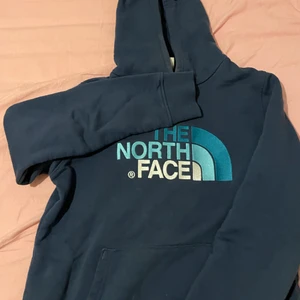 northface hoodie och vanlig cubus kofta  - storlek xs på northface och m på cubus paketpris på båda