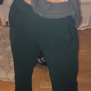 gröna byxor  - säljer dessa gröna byxor, strl 34 jätte bra skick.  