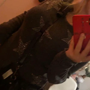 stickad tröja med stjärnor - Jätte skön grå stickad tröja med stjärnor på, liten i storleken