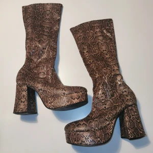 Snake knee high boots - Super snygga snake imitation boots som är knä höga. Nyskick har endast provat! Säljer pga fel storlek 😭 500kr eller högsta bud!! Frakt tillkommer 