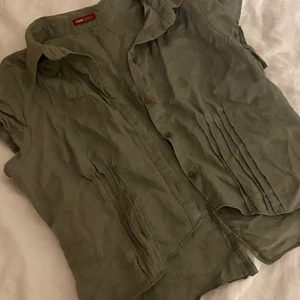 Skjorta:) - Säljer en grön skjorta med fina detaljer i midjan<3 köpt second hand:) det framgår inte vilken storlek det e, men skulle säga att den passar som en M/L, beroende på hur man vill att den ska sitta!! 