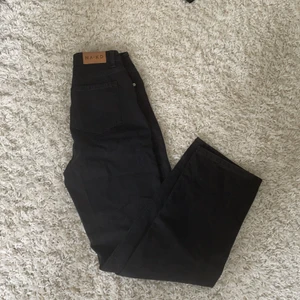 Svarta raka jeans - Raka svarta jeans, från NA-KD endast testade men då man är för lat för att skicka tillbaka hamnar dem i garderoben