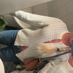 Sjukt fin stickad tröja  - Säljer ENAST denna vid bra bud. Så sjukt fin stickad tröja från Lindex (Holly Whyte collektion)Slutsåld och kostar 499 ny. Älskar denna men knappt använt den. Skriv vid intresse 