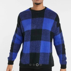 Stickad tröja  - Blå svart rutig stickad tröja från asos egna märke. Oversized i storleken och sticks inte!! Supersnygg att matcha till mycket men säljer pga att den inte kommer till användning längre. Mycket sparsamt använd, nypris 400! Köparen står för frakten 📦 