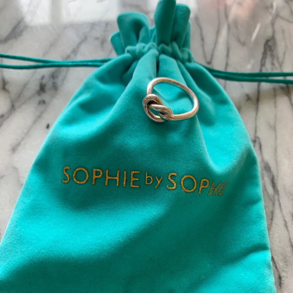 Sophie by Sophie knot ring i nyskick. Nypris 1 190kr. Accessoarer.