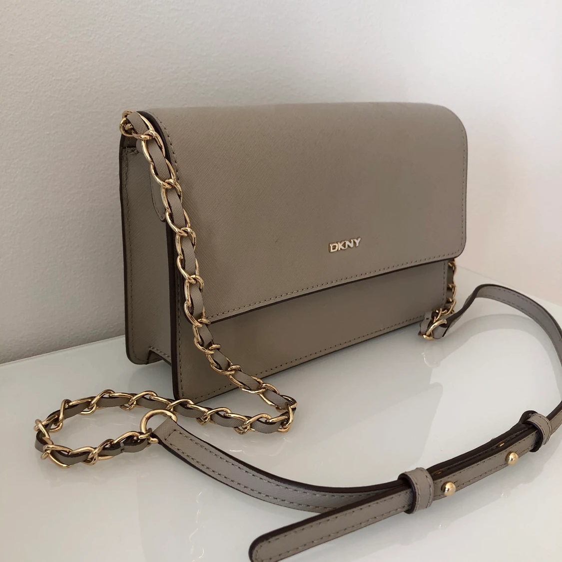 DKNY axelremsväska  beige nk - 91