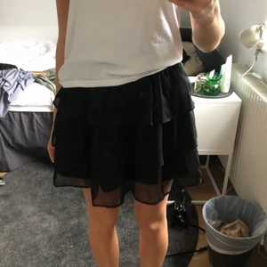 Svart volangkjol HM - Svart volangkjol från hm, knappt använd!!