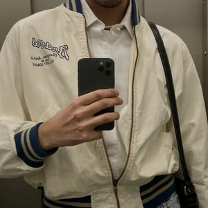 Fransk Vintage Baseballjacka - Köpt i fransk vintagebutik, står ingen storlek men skulle gissa på M. Funkar som unisex. Snygg och stilren. Köpare står för frakt och betalar med swish❤️