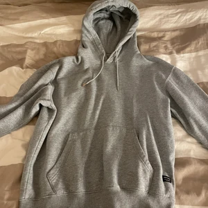 jack& jones hoodie - grå jack&jones hoodie som är på tok förstor så den används aldrig.