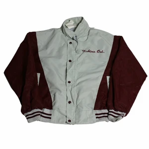 Nakina- Vintage Varisty jacka  - En riktigt cool 80-talsinspirerad jacka som har är riktigt vintage och har en cool färgkombination av vinröd och grå som passar perfekt för höst. Den var thriftad men är i väldigt bra skick ändå. 