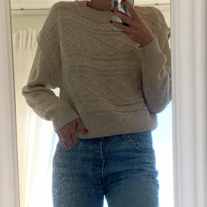 Stickad tröja - Aldrig använd stickad tröja från gina! Sååå mjuk och mysig. Den har även långa ärmar! Även trendig beige färg